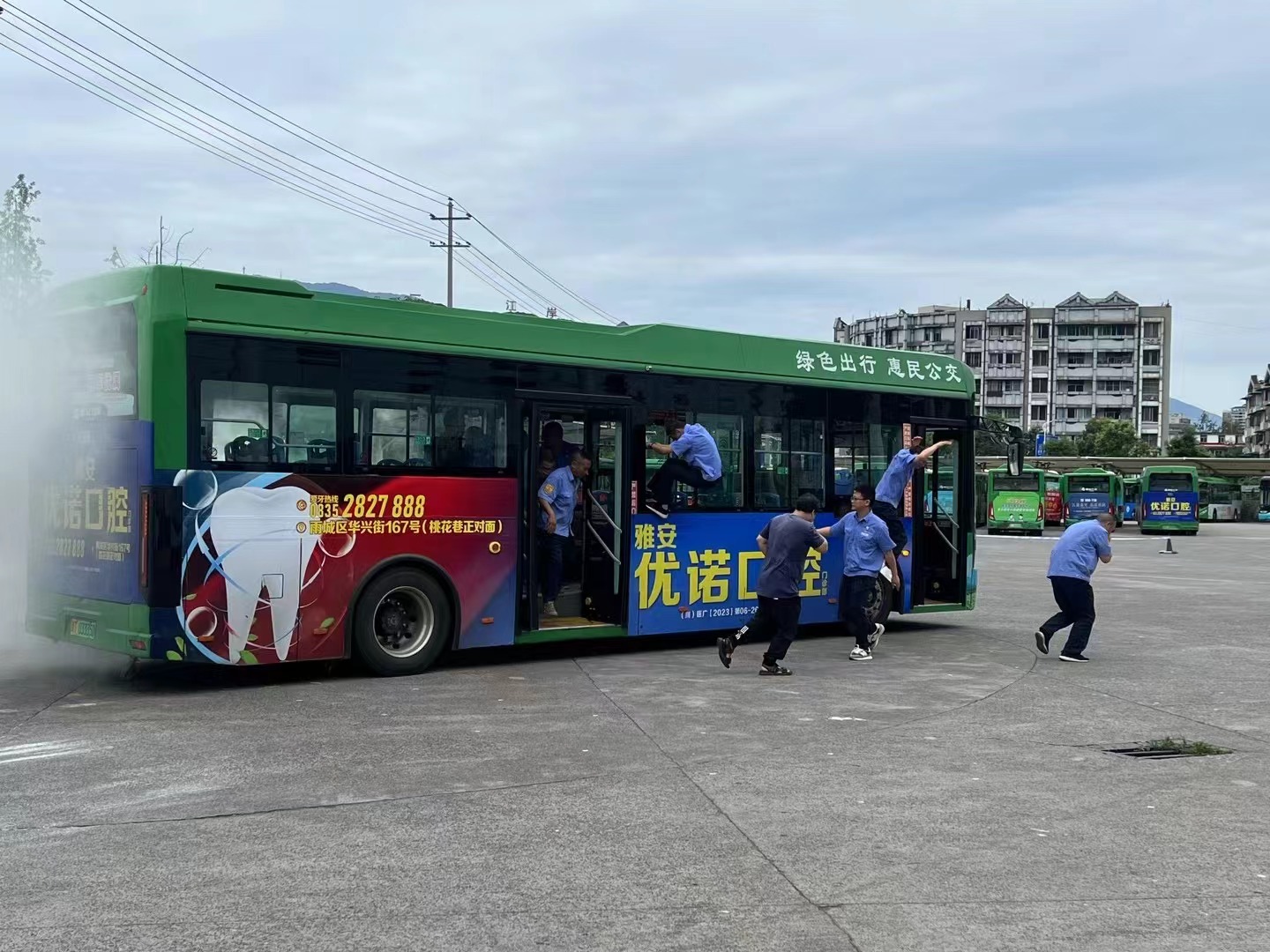 模擬公交車輪胎起火后人員逃離